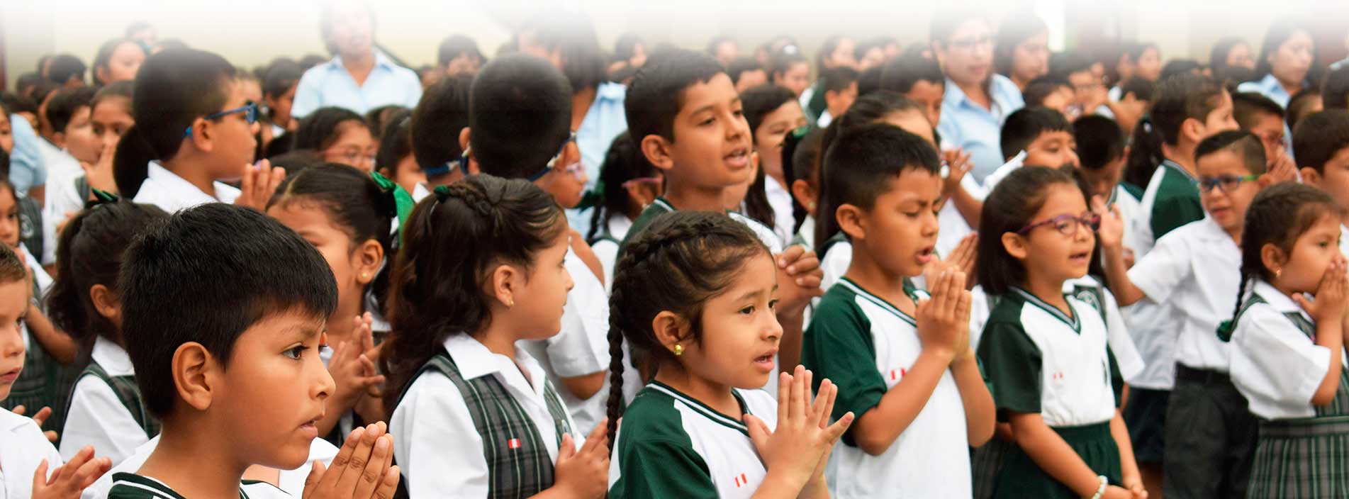 alumnos de primaria del colegio san norberto rezando