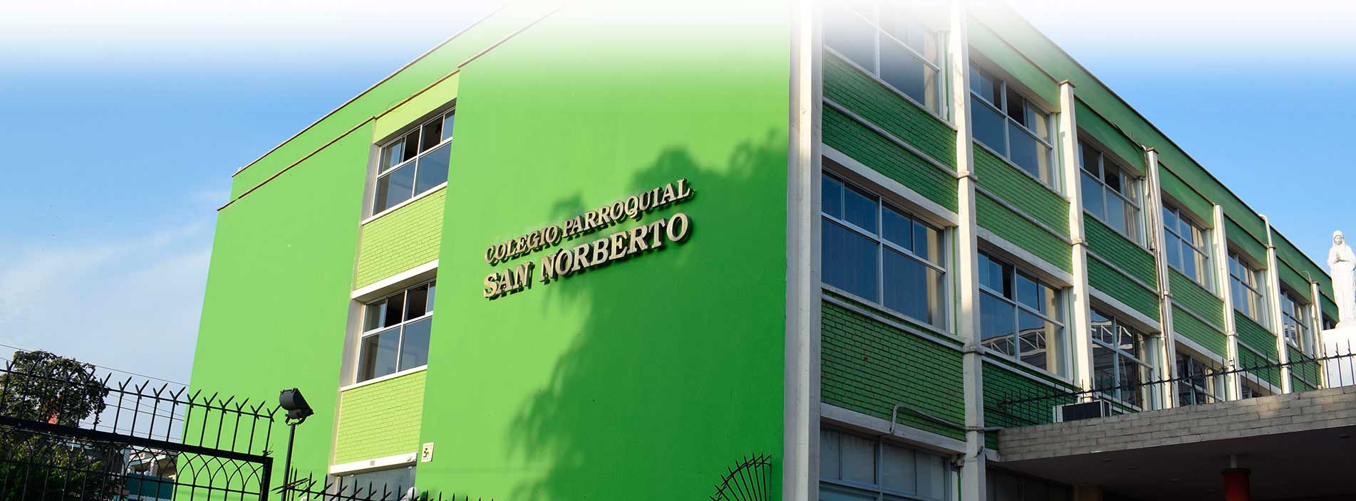 Fachada color verde del colegio San Norberto