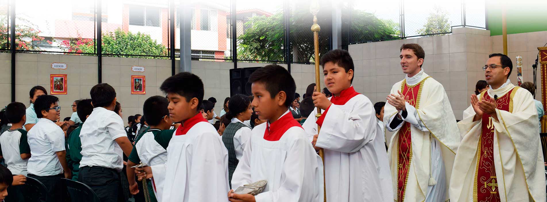 Capellanes y alumnos del colegio San Noberto