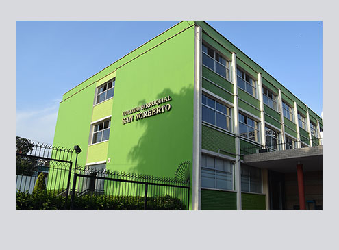Fachada color verde con letras doradas del colegio San Norberto